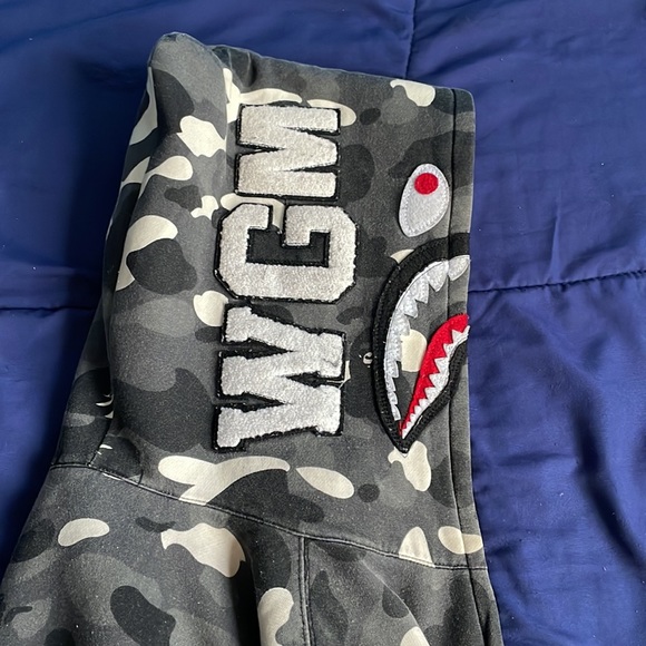 BAPE City Camo Shark WGM Full-Zip Hoodie (FW18) GLOW IN THE DARK - Picture 5 of 6